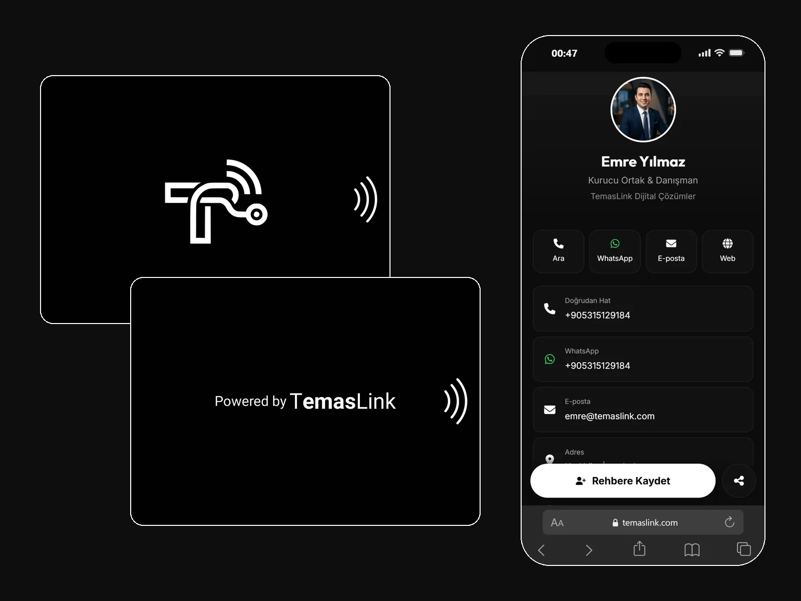 İsim baskısız mat siyah NFC kartvizitin ön ve arka yüzü, yanında telefonda açılan dijital profil