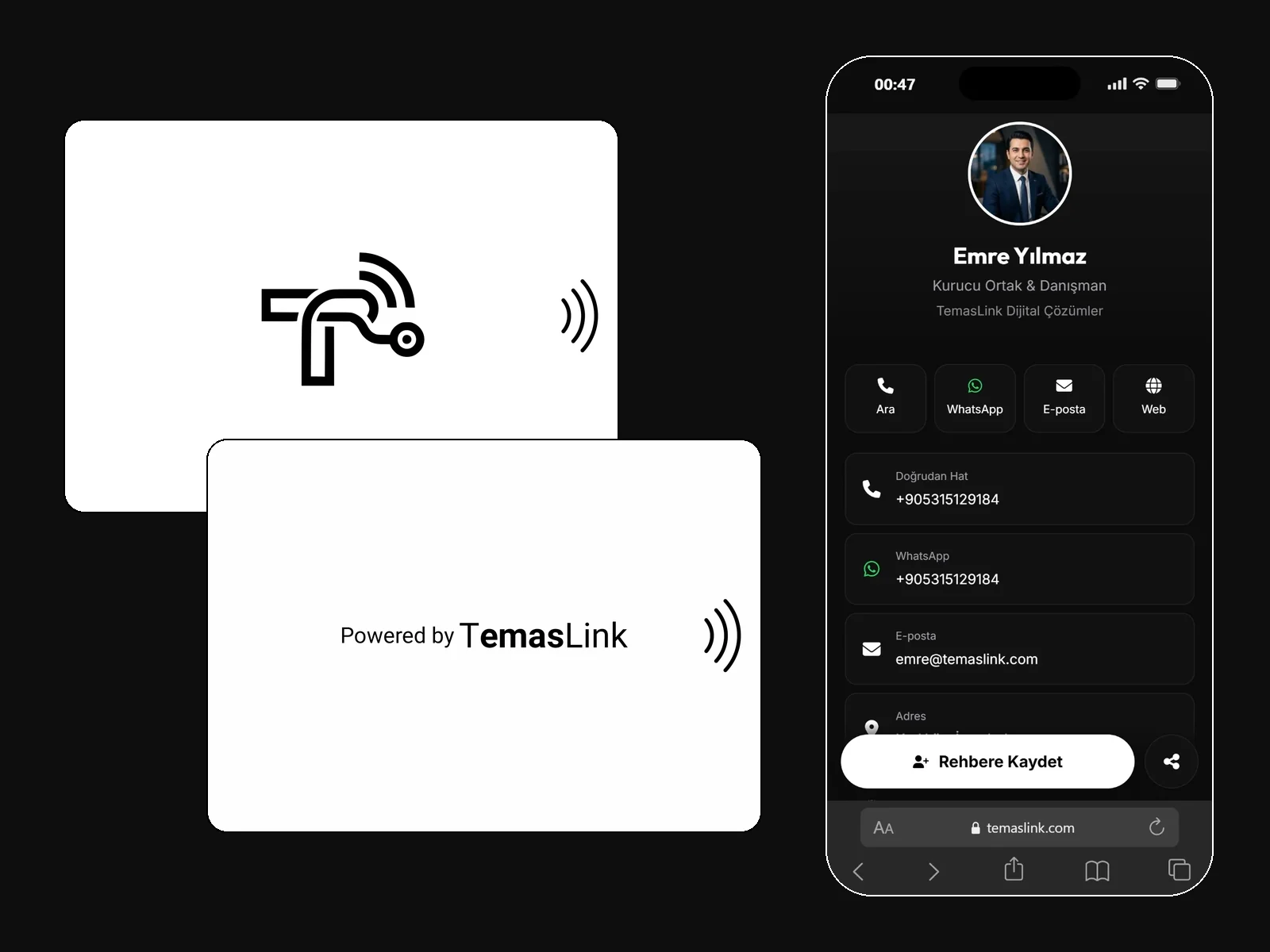 İsim baskısız beyaz NFC kartvizitin ön ve arka yüzü, yanında telefonda açılan dijital profil